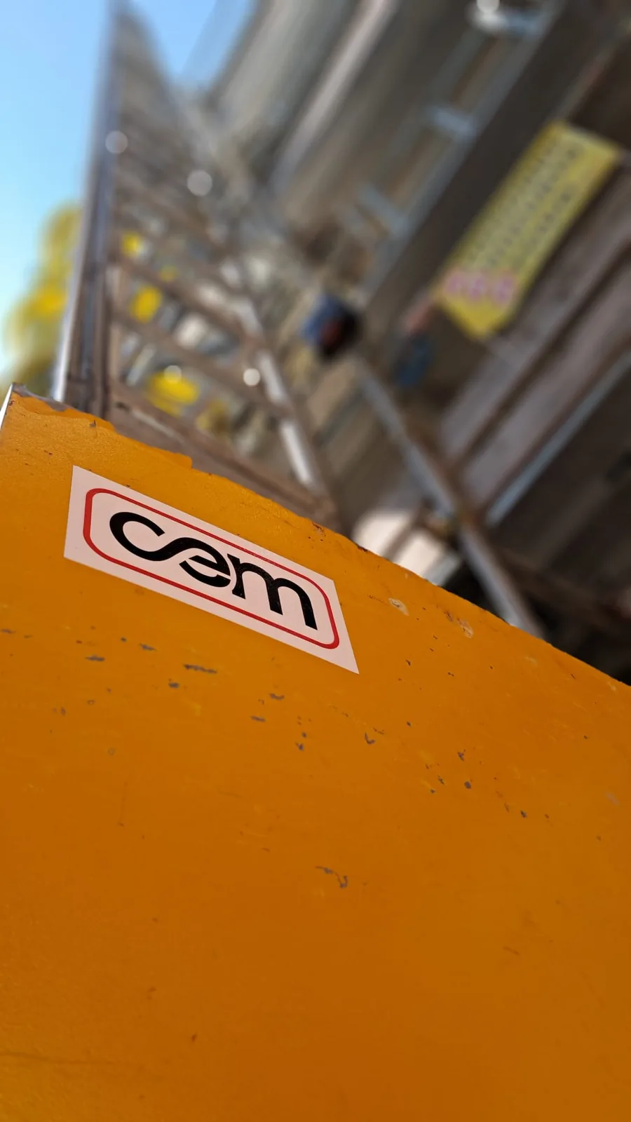 Attrezzatura di cantiere con marchio CEM.
