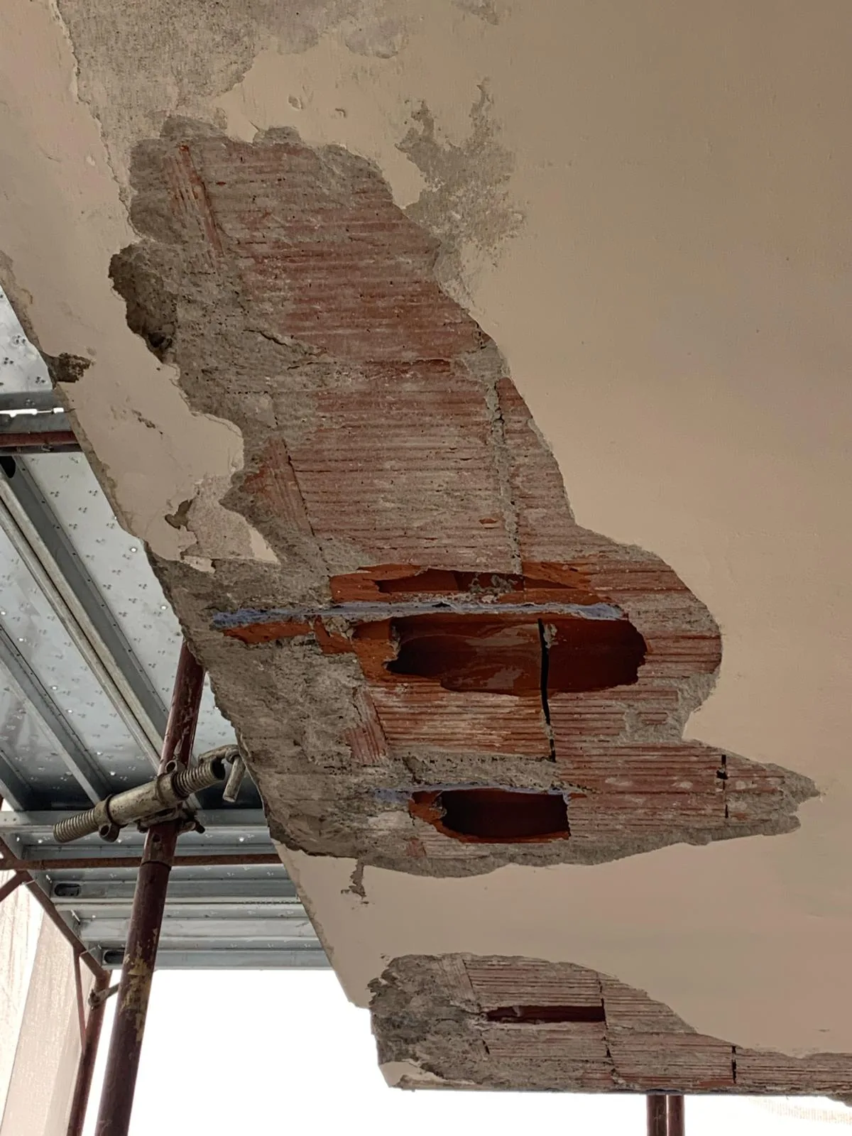 Sottobalcone: superfici ammalorate e porzioni da ripristinare.