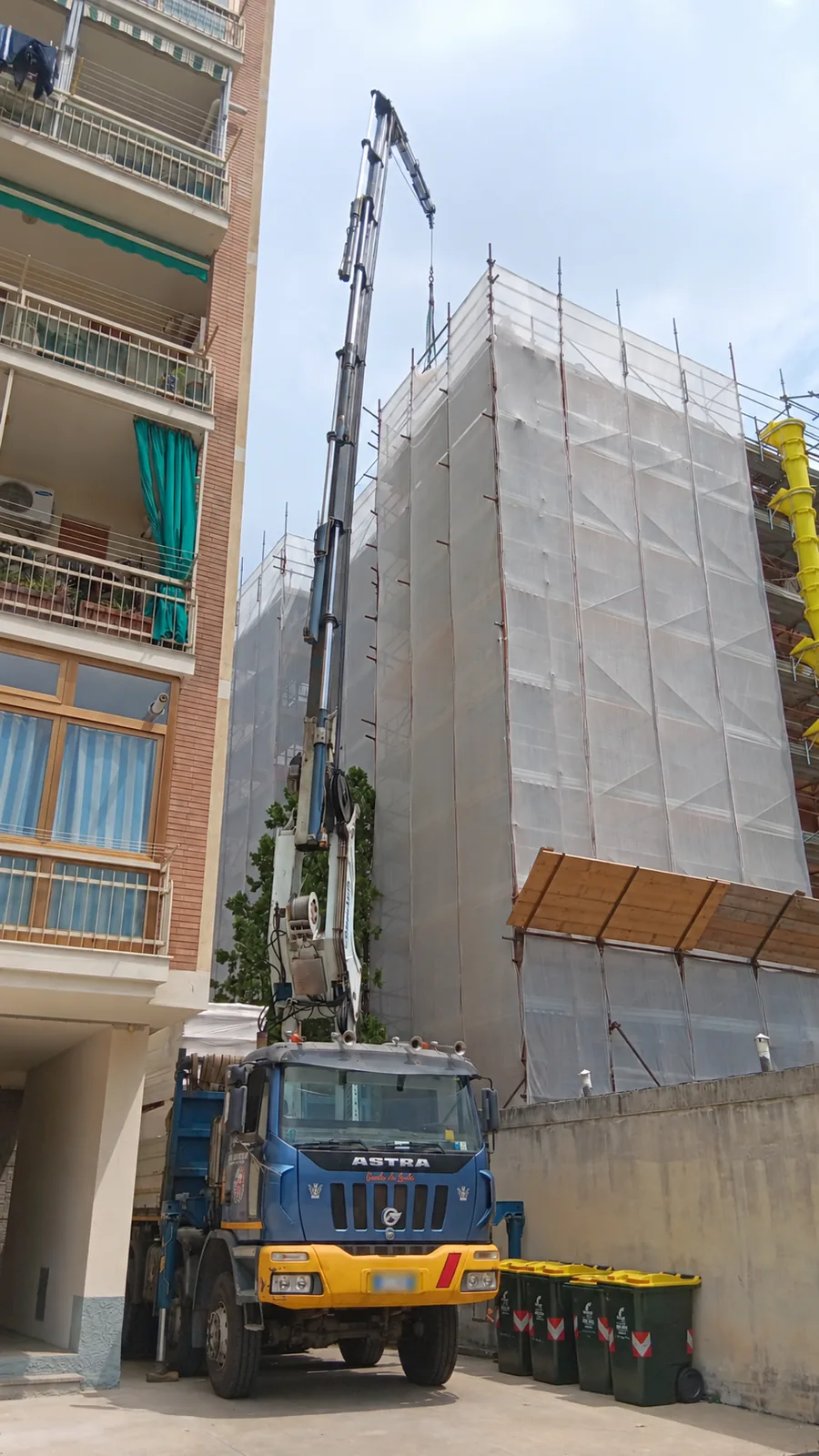 Camion con gru impiegato per la movimentazione in cantiere.