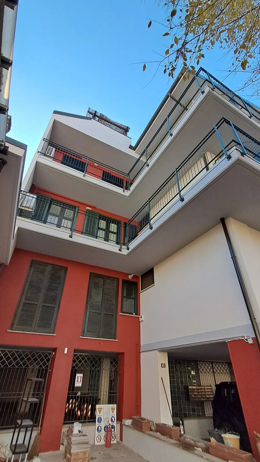 Facciate e balconi del cortile dopo il ripristino.
