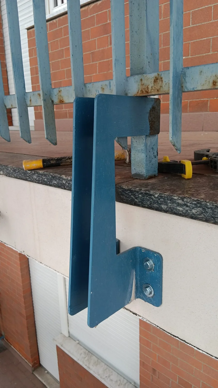 Dettaglio del fissaggio realizzato per la ringhiera.