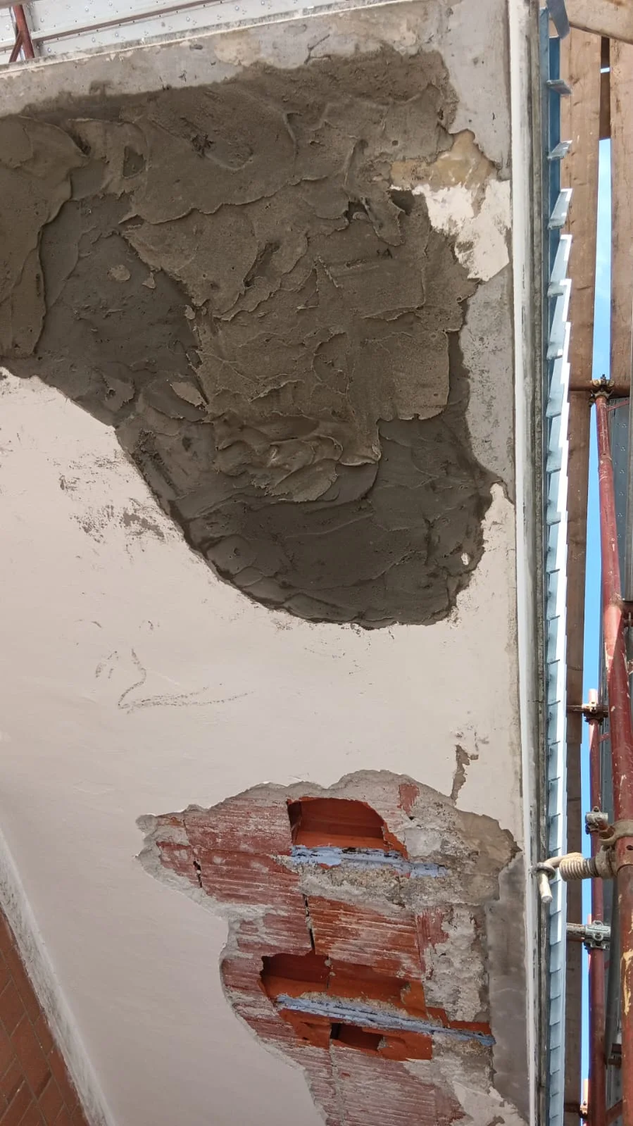 Ripristino delle porzioni di sottobalcone durante le lavorazioni.