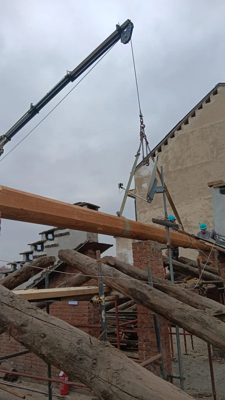 Movimentazione di un elemento della struttura in legno.