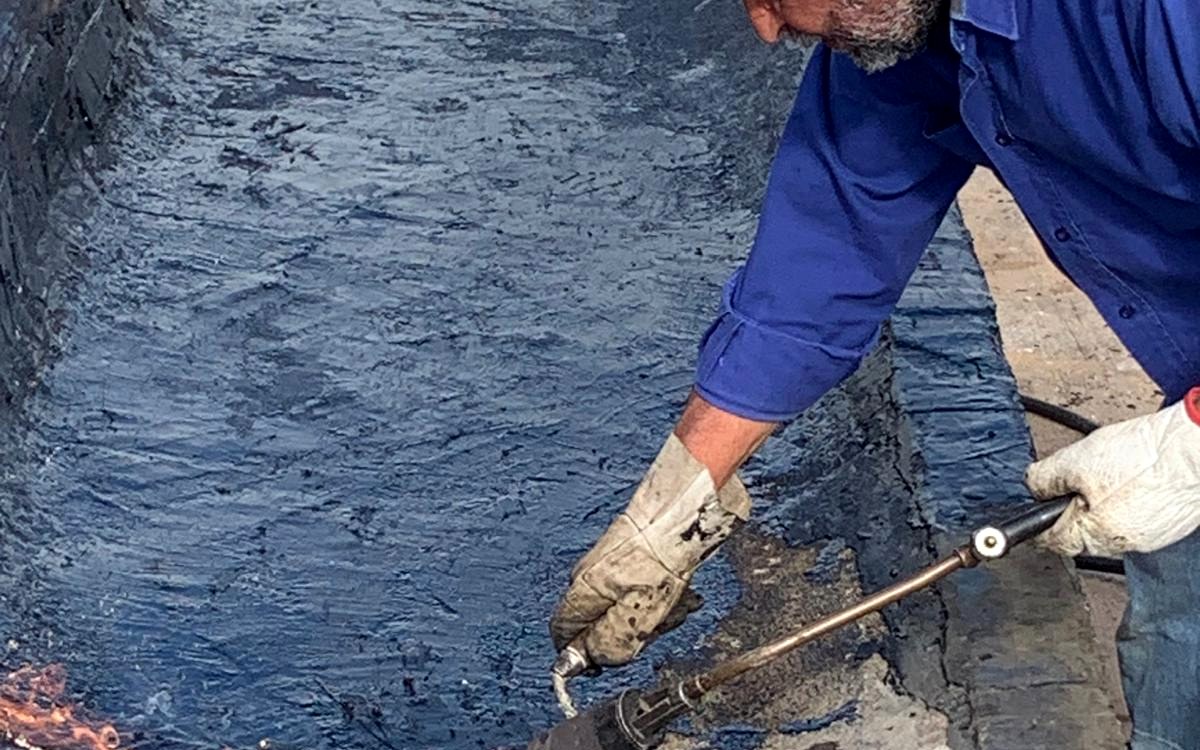 Dettaglio di una lavorazione di impermeabilizzazione.