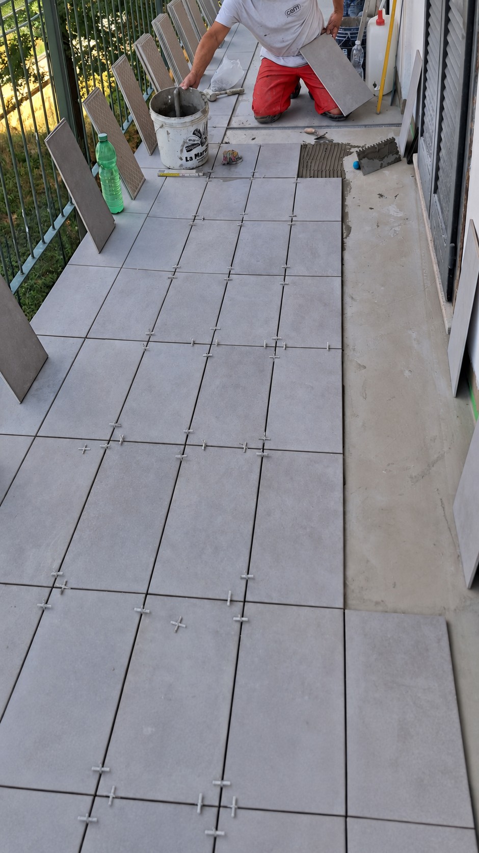Posa della pavimentazione del balcone.